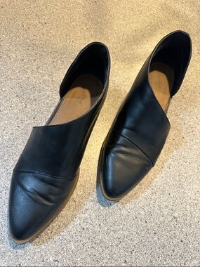 Universal Thread Black Pointed V-Cut Flats